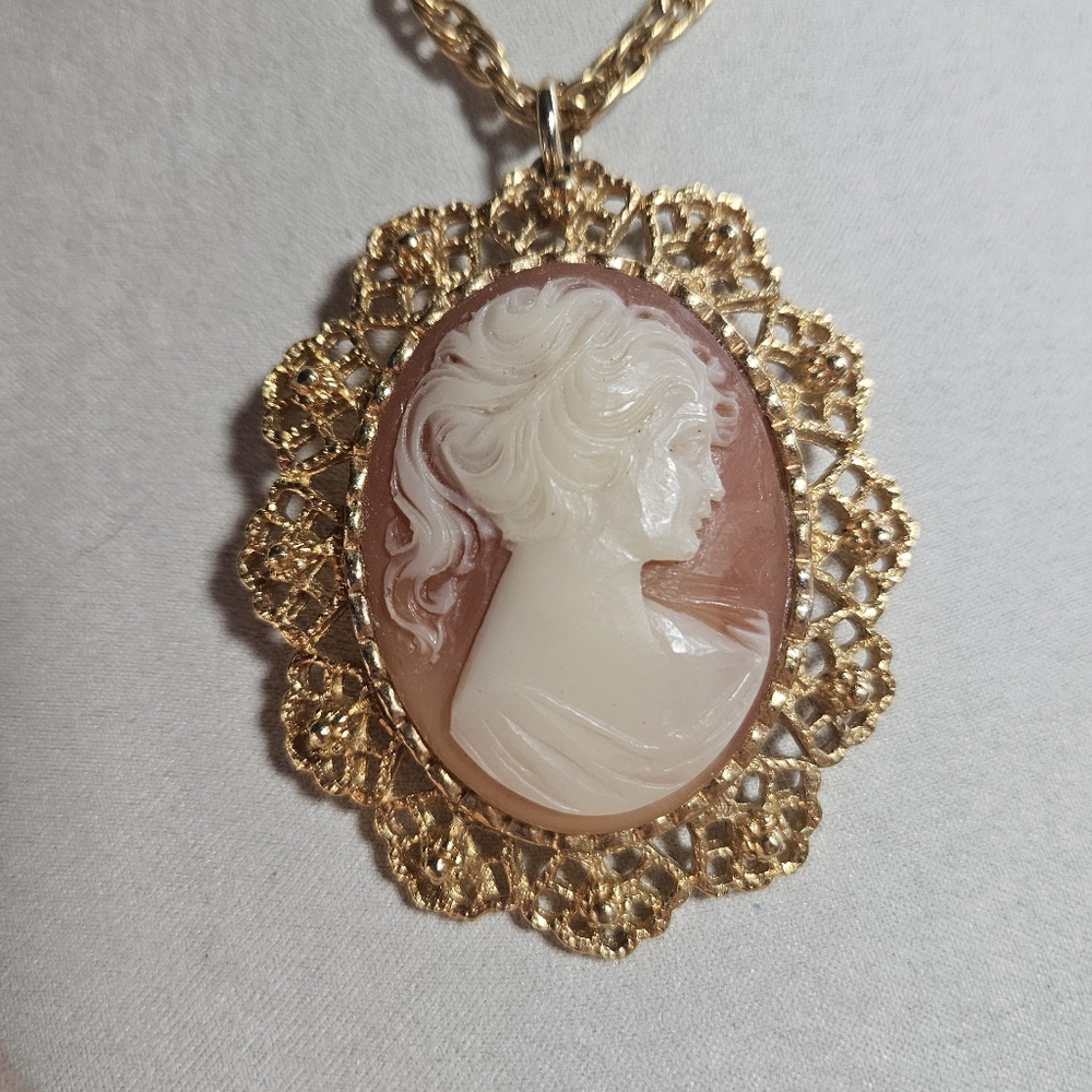 Vintage Faux Cameo Pendant Ponytail Girl in Gold-tone Setting on Chain - Picture 5 of 6